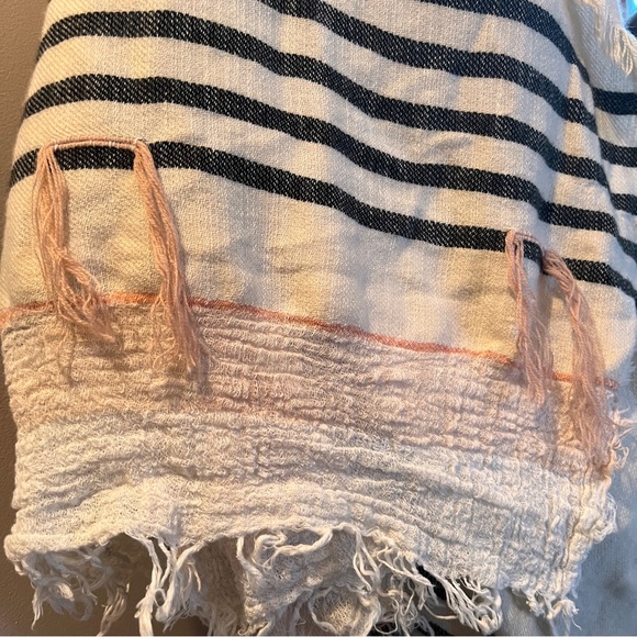 Oversized multi texture soft feel scarve/ wrap with fringe detail - Picture 5 of 8